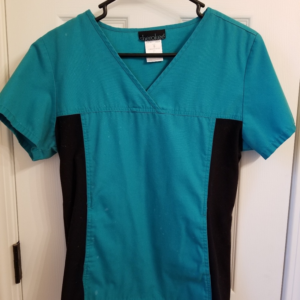 Cherokee scrub top
